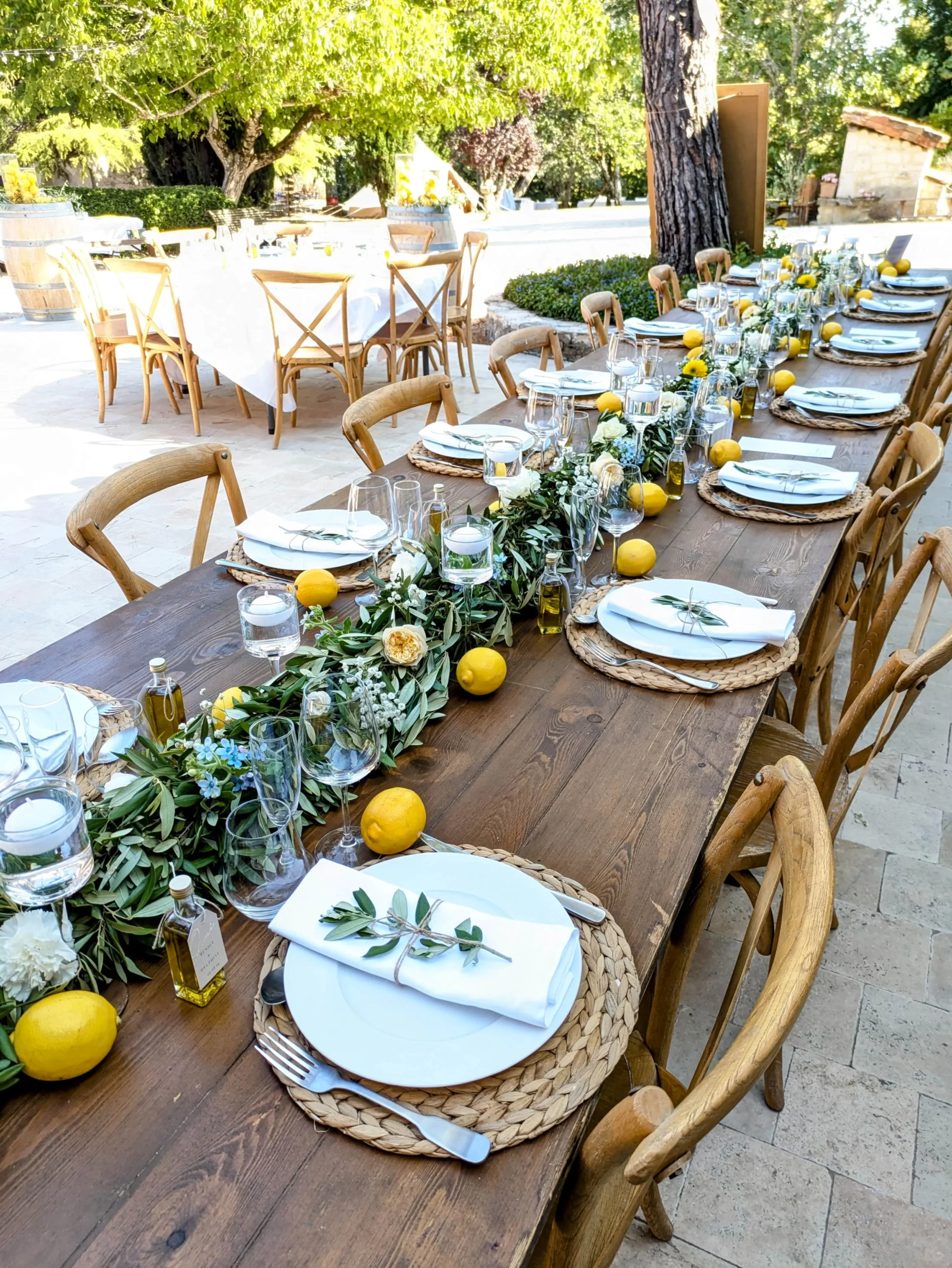 Table style Dolce Vita rustique avec citrons et branches d’olivier – Poppy & Daisy