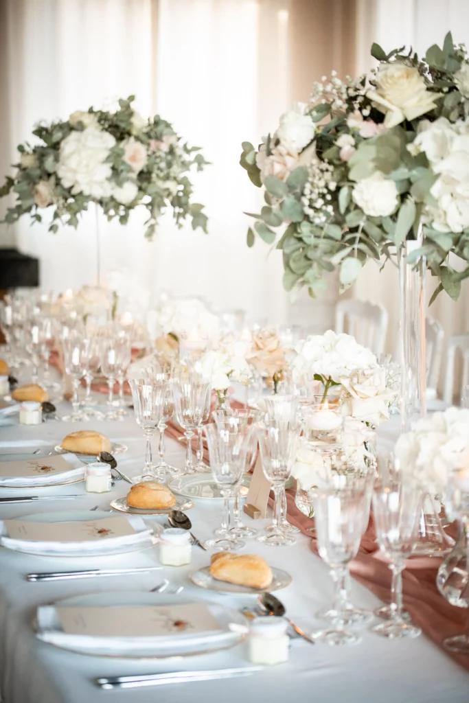 Décoration de salle – compositions florales en hauteur