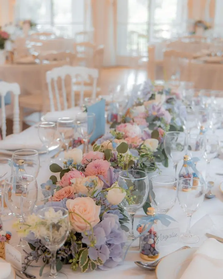 Compositions florales pastel – inspiration série Bridgerton – Poppy & Daisy