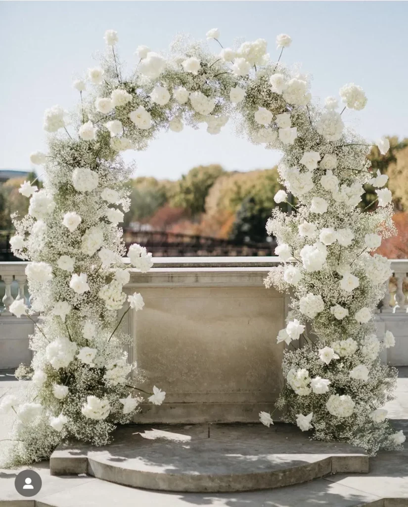Arche entièrement florale blanche – style défilé de mode Fashion Week Paris – Poppy & Daisy