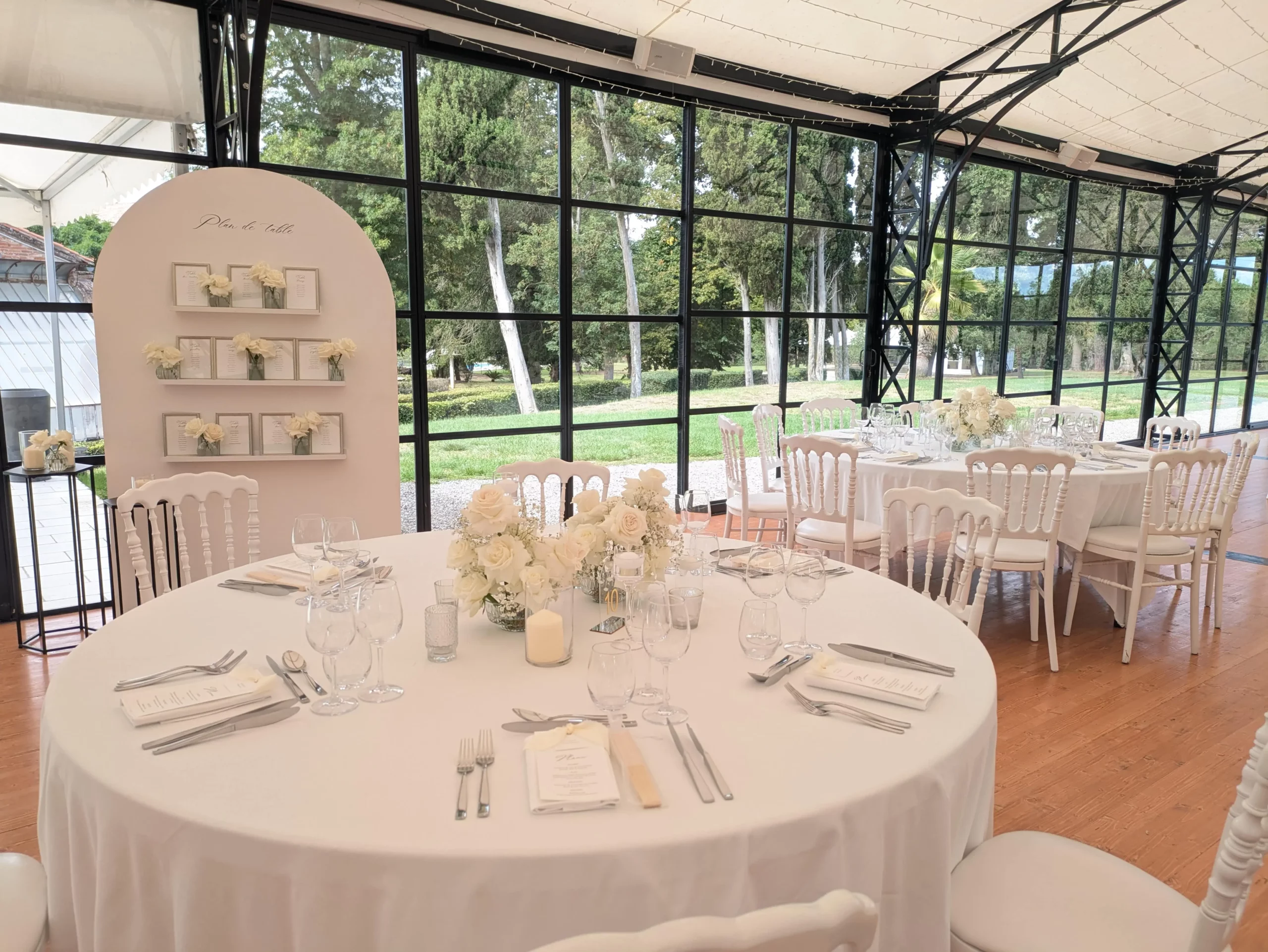 Décoration de salle de réception minimaliste chic – style inspiration défilé de mode – Poppy & Daisy