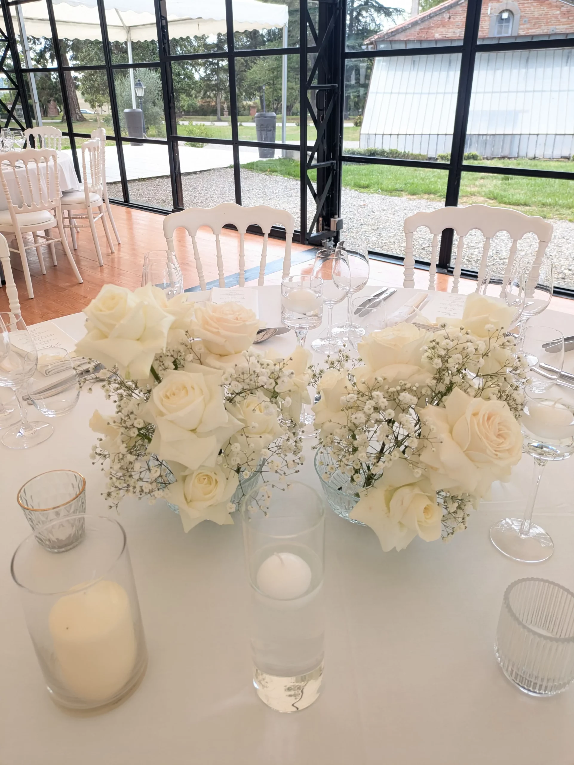 Bouquet de fleurs traditionnel avec roses blanches dans des vases en verre – Poppy & Daisy