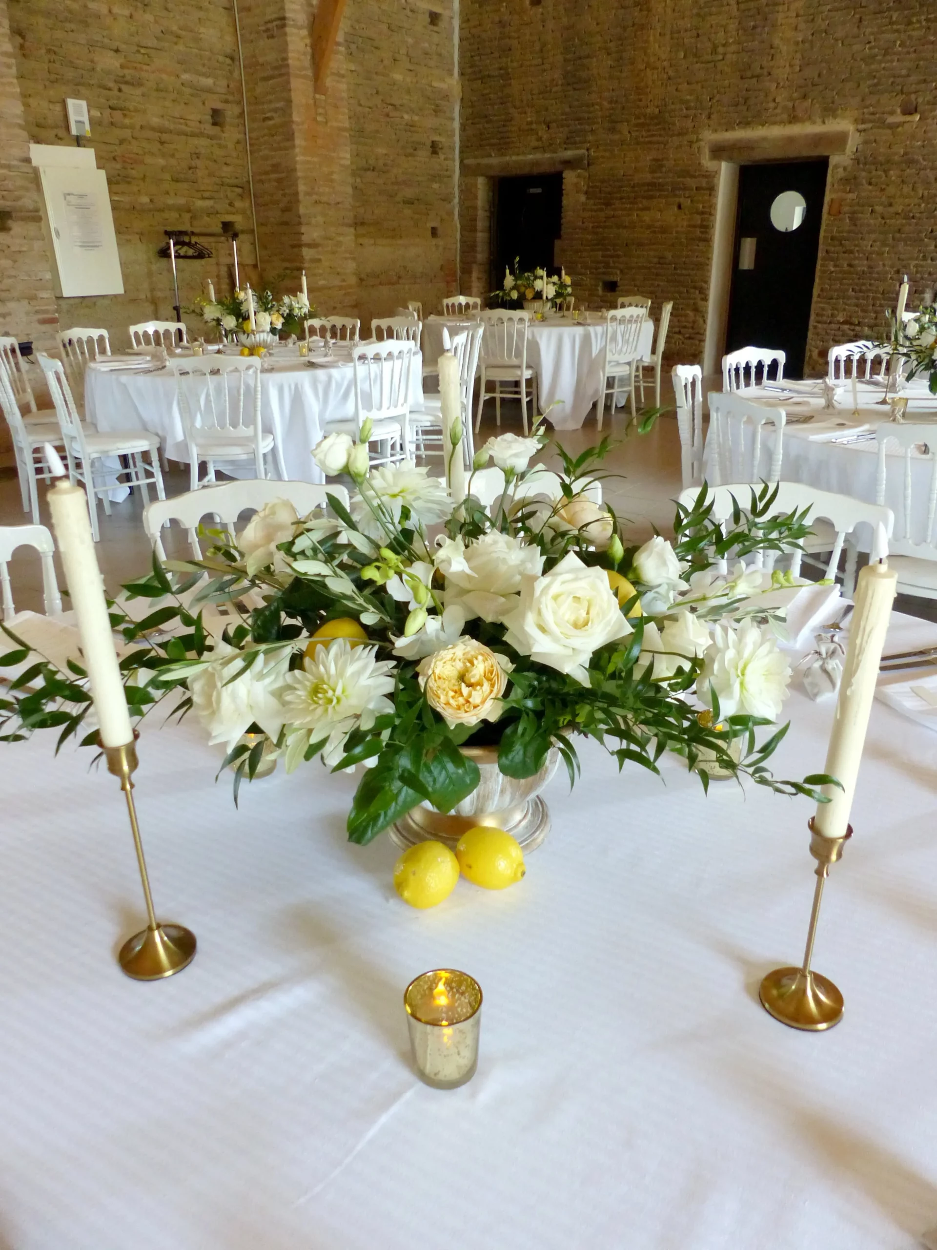 Composition florale style Dolce Vita sur table – Poppy & Daisy