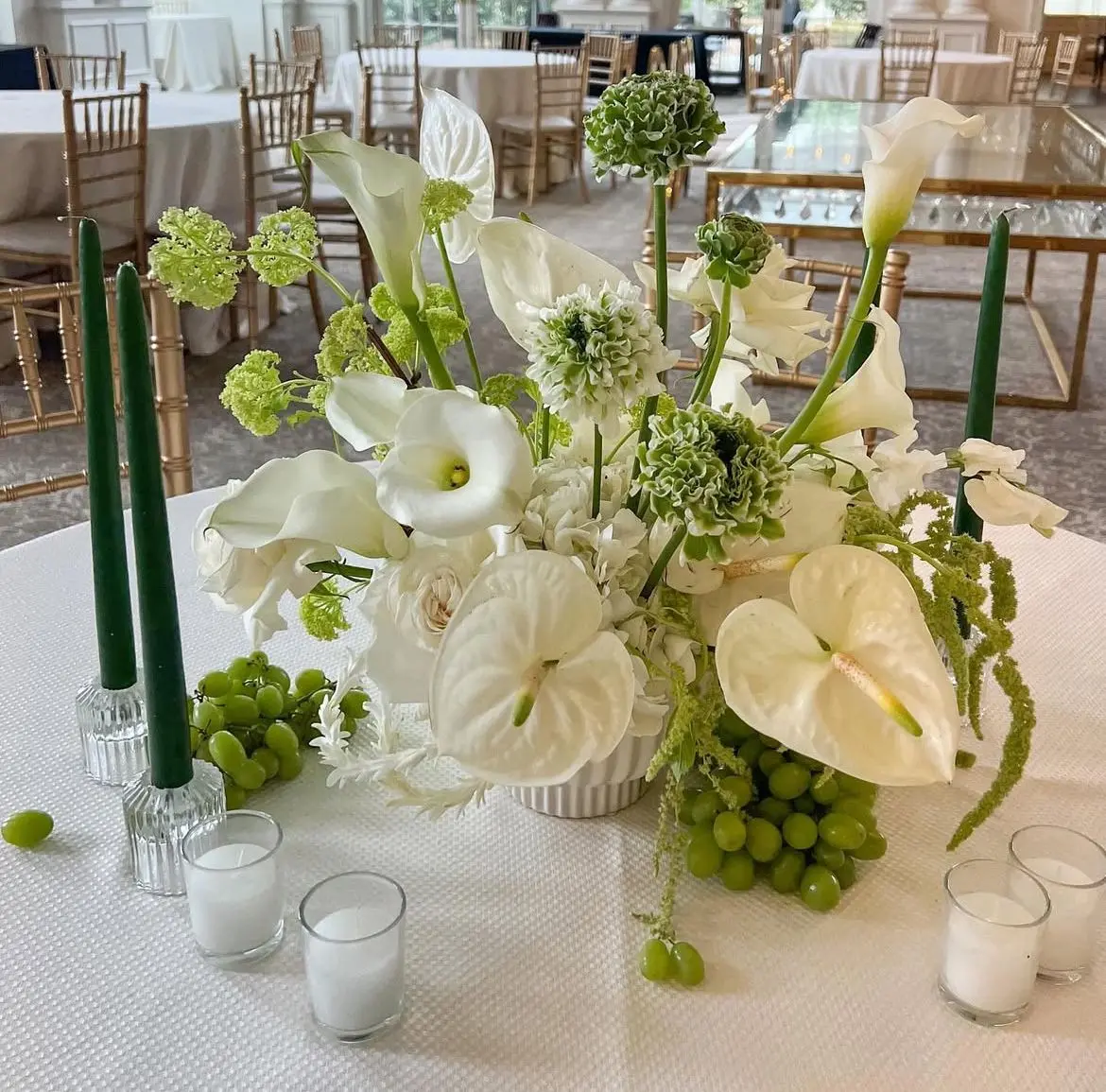 Composition florale traditionnelle blanc et vert – Poppy & Daisy