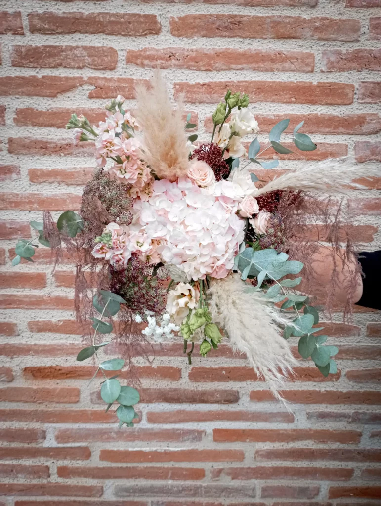 Bouquet rond de mariage aux fleurs rose, vert et bordeaux – Poppy & Daisy