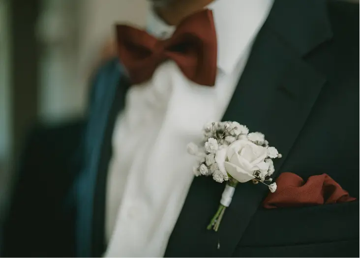 Boutonnière naturelle en gypsophile et rose blanche