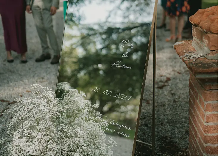 Décoration extérieure minimaliste avec miroir doré et bouquet de gypsophile