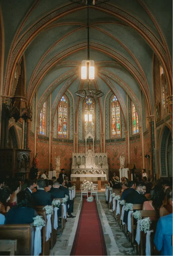 Décoration d’église blanche avec fleurs et tissus blancs