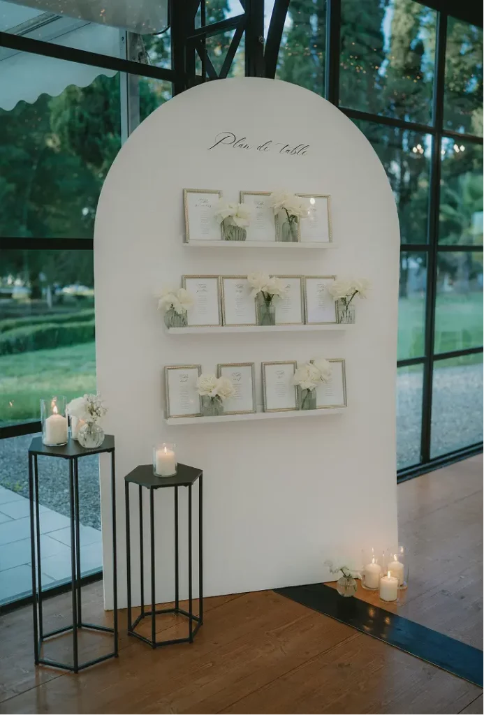 Plan de table élégant avec cadres argentés et roses blanches