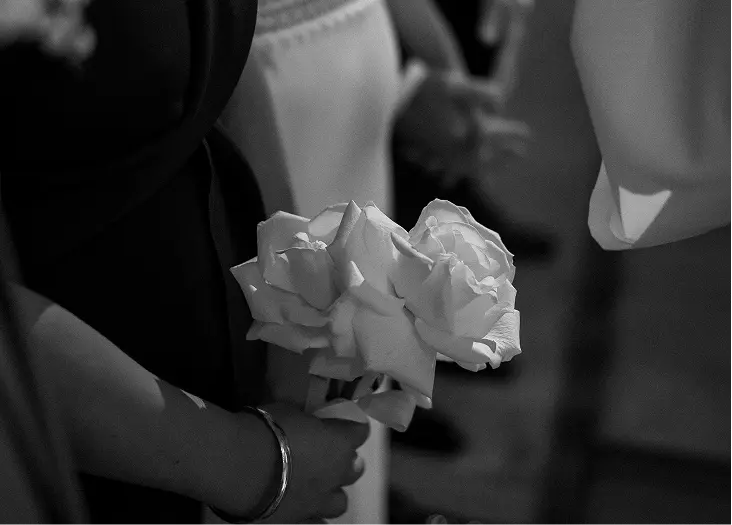 Bouquet de demoiselle d’honneur en roses blanches