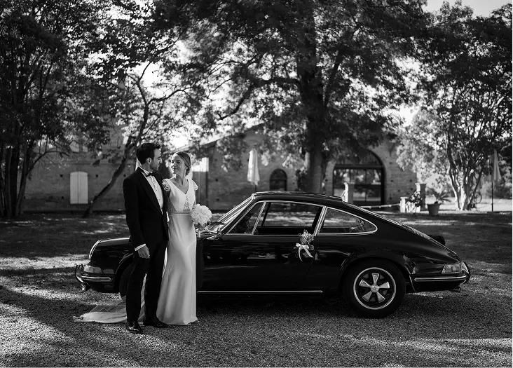Voiture vintage décorée de gypsophile pour mariage