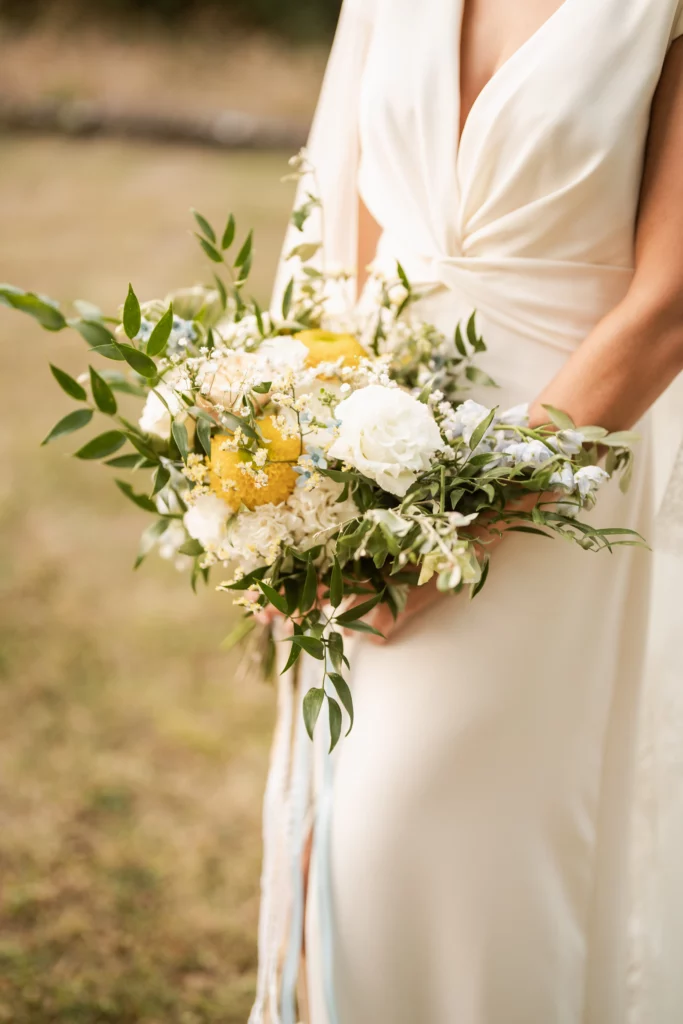 Bouquet déstructuré aux tons vert, bleu, blanc et jaune