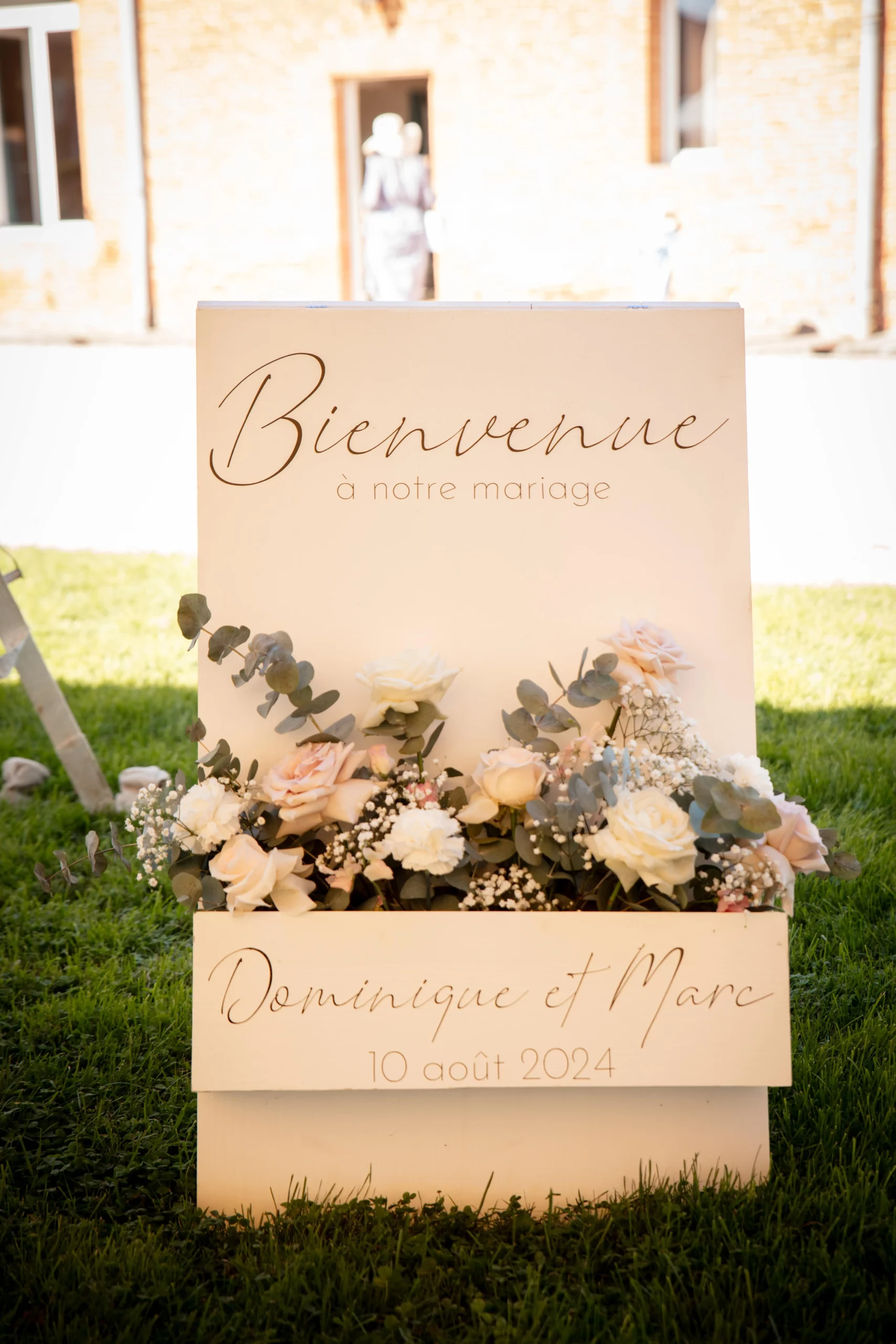 Pancarte de bienvenue mariage avec bac à fleurs