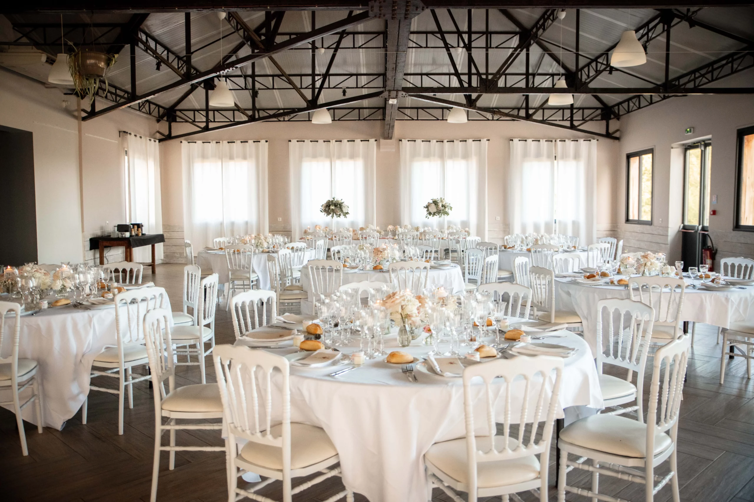 Salle de réception minimaliste – décorations simples sur tables