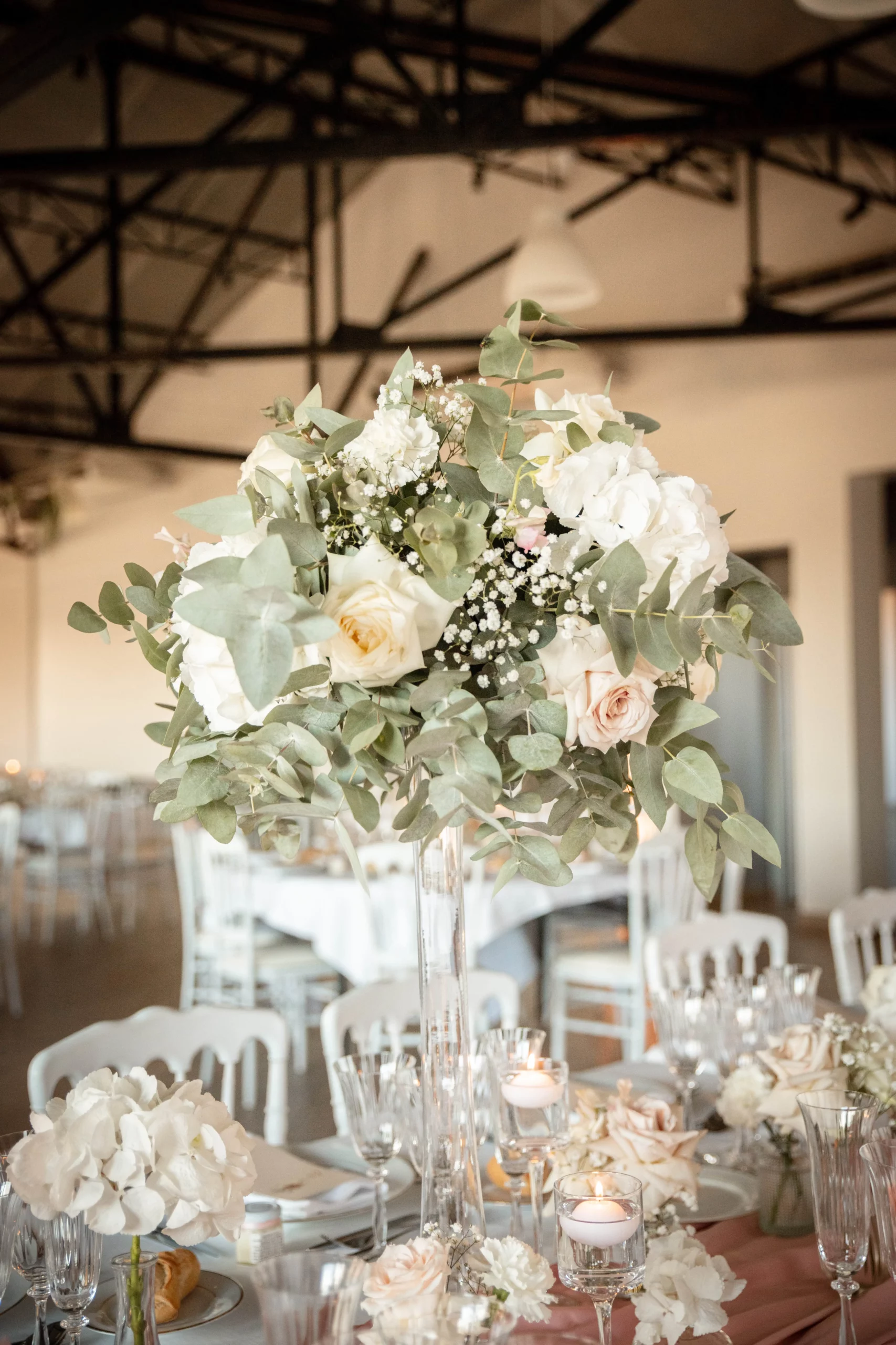 Décoration de salle – compositions florales en hauteur