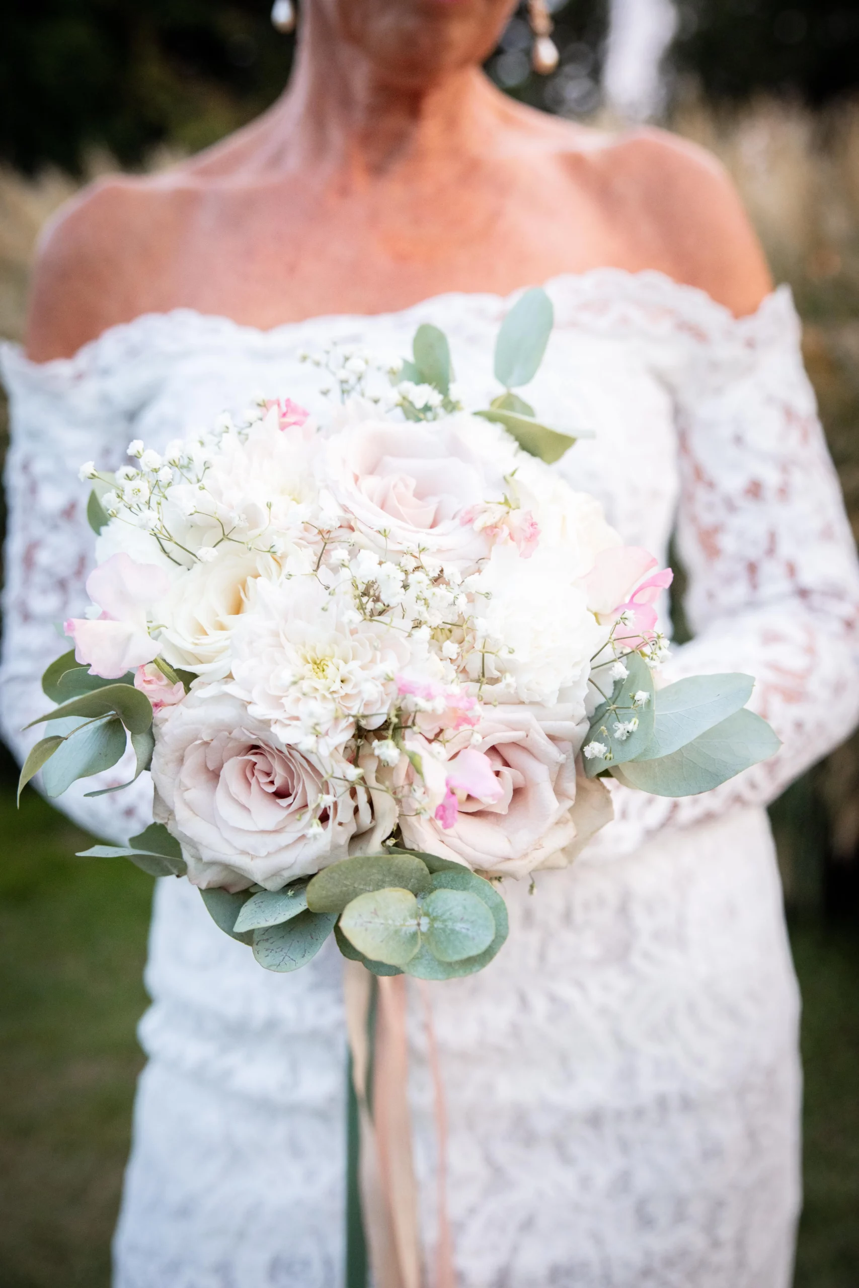Bouquet rond traditionnel – roses blanches et roses – Poppy & Daisy