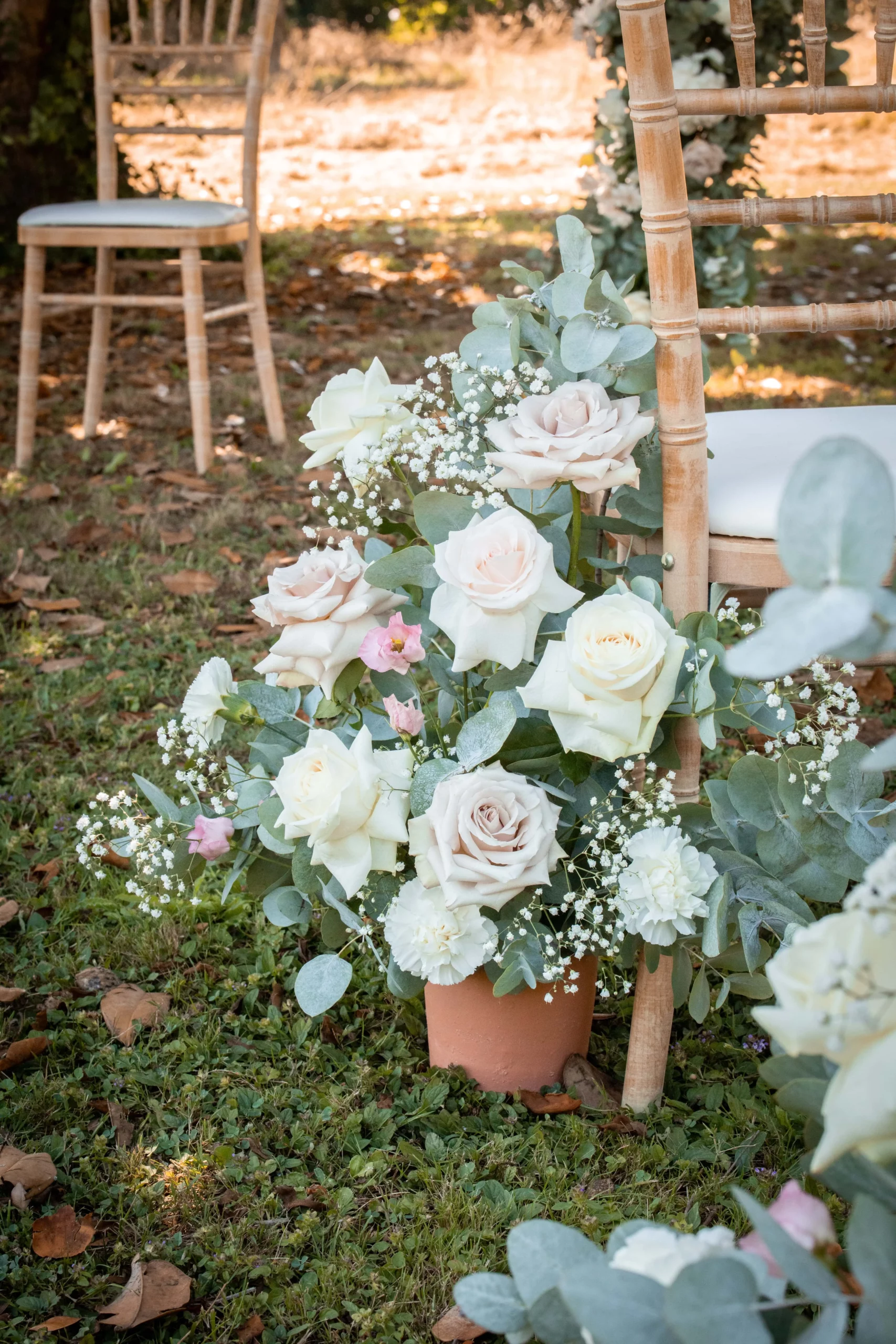 Cérémonie laïque extérieure – compositions florales pour l’allée