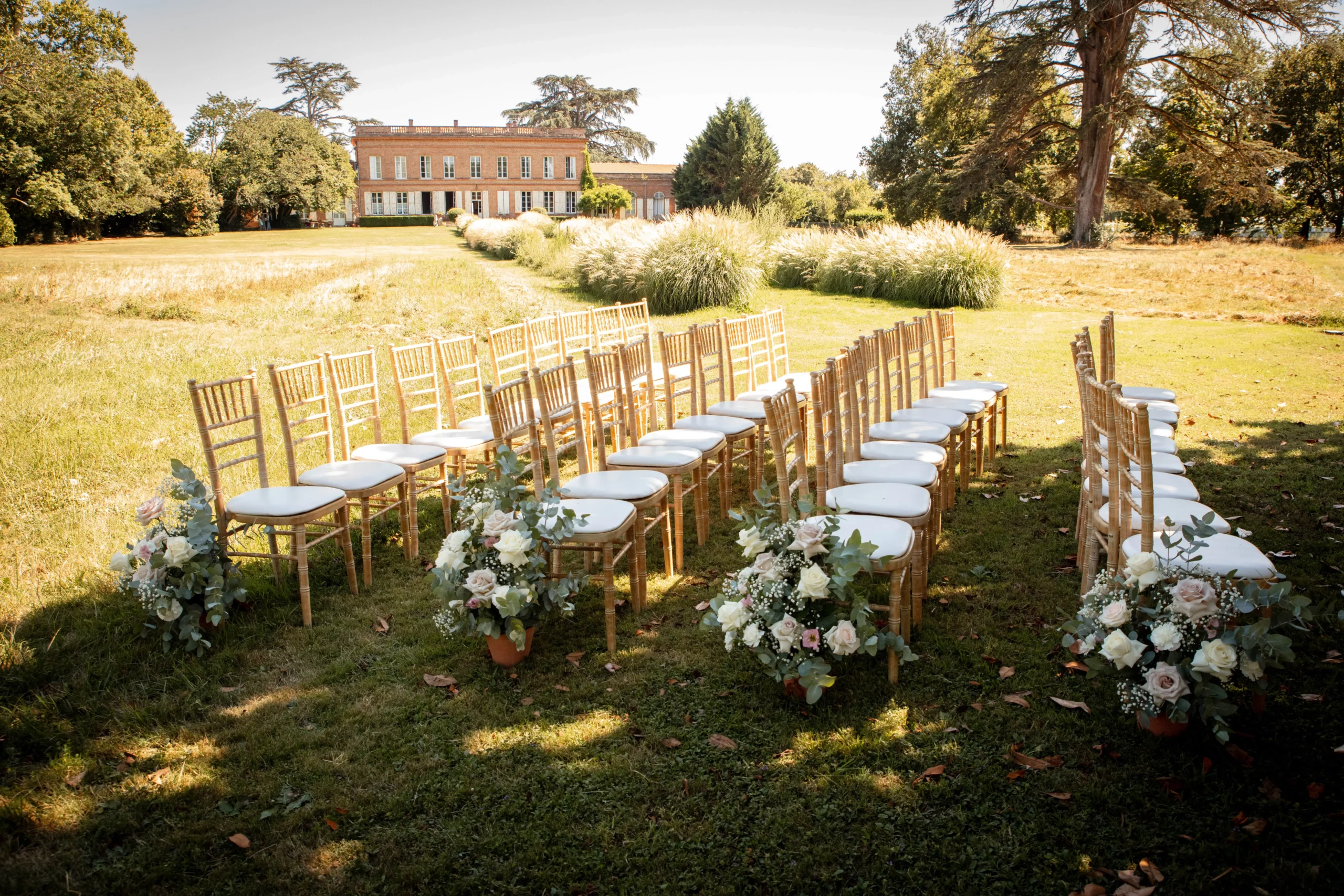 Cérémonie laïque extérieure – compositions florales pour l’allée