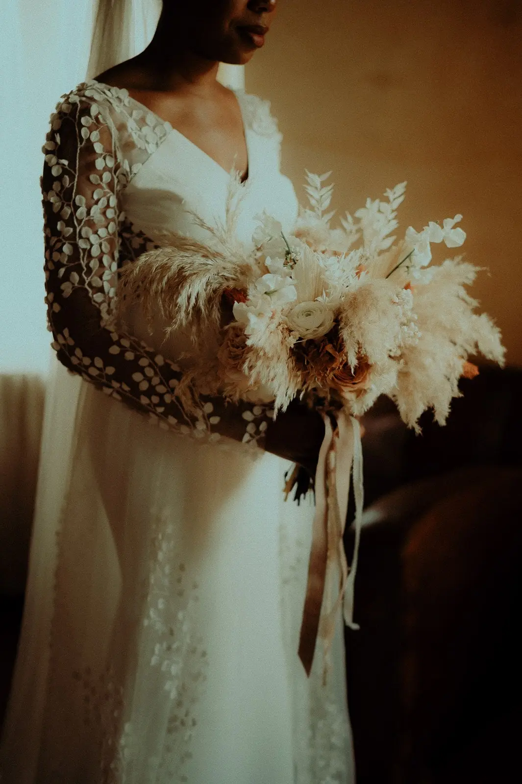 Bouquet naturel volumineux – fleurs et pampa attaché avec rubans – Poppy & Daisy