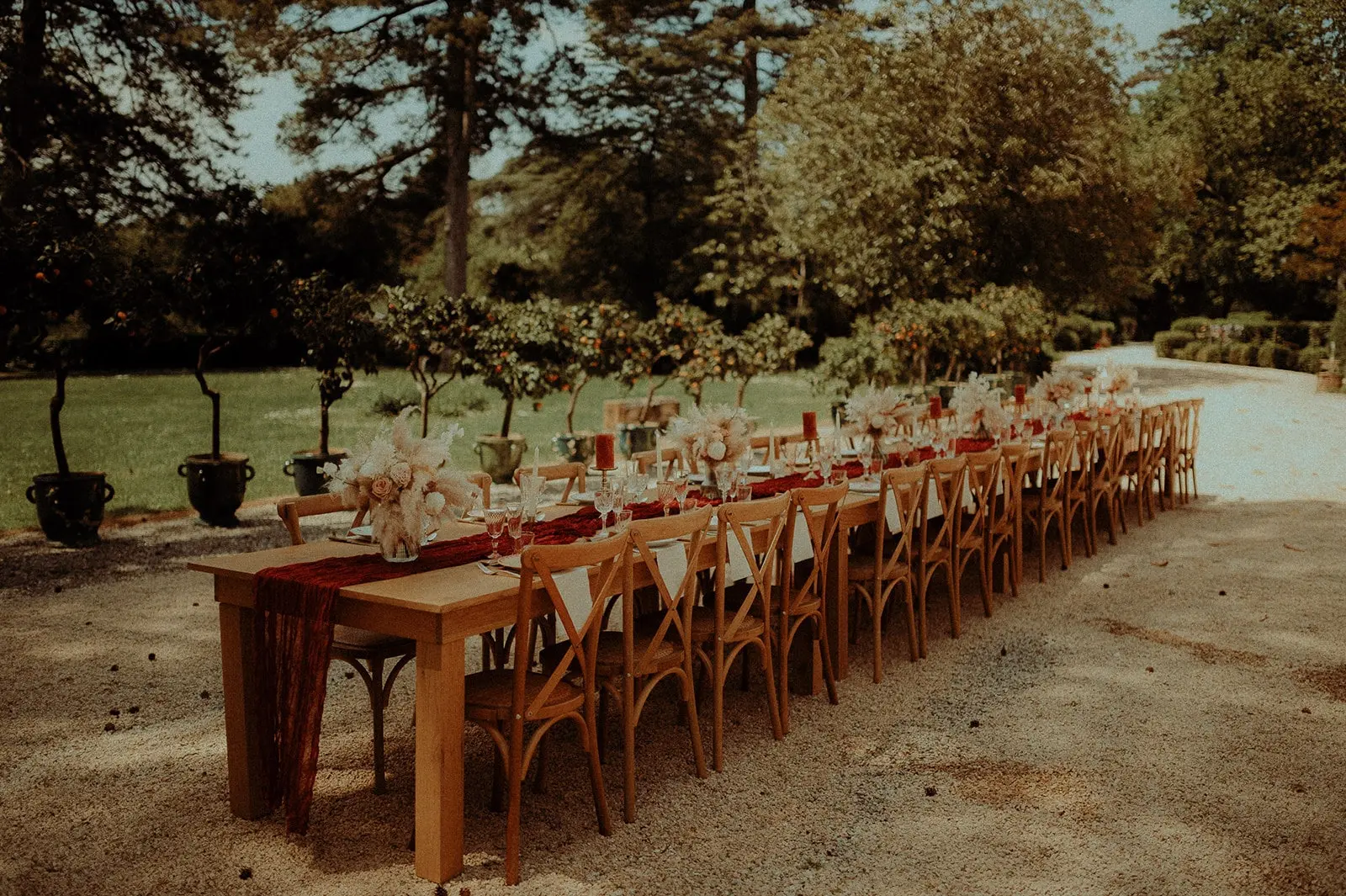 Longues tables en bois en extérieur – décor floral mariage – Poppy & Daisy