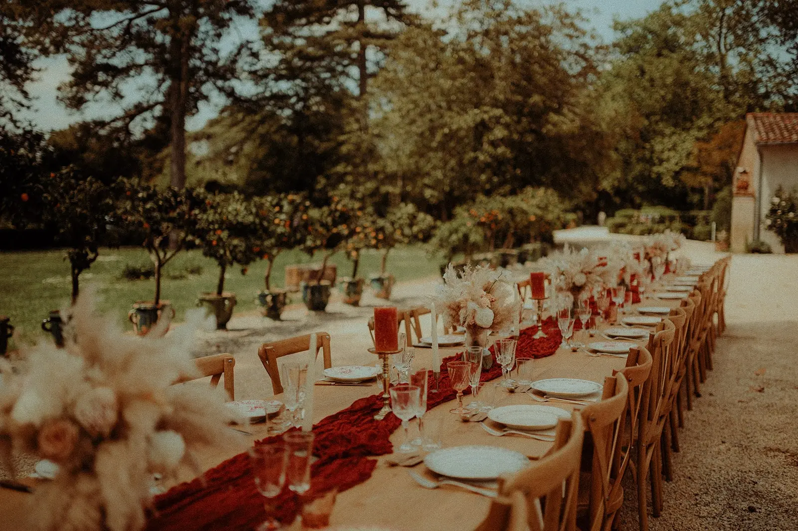 Longues tables en bois en extérieur – décor floral mariage