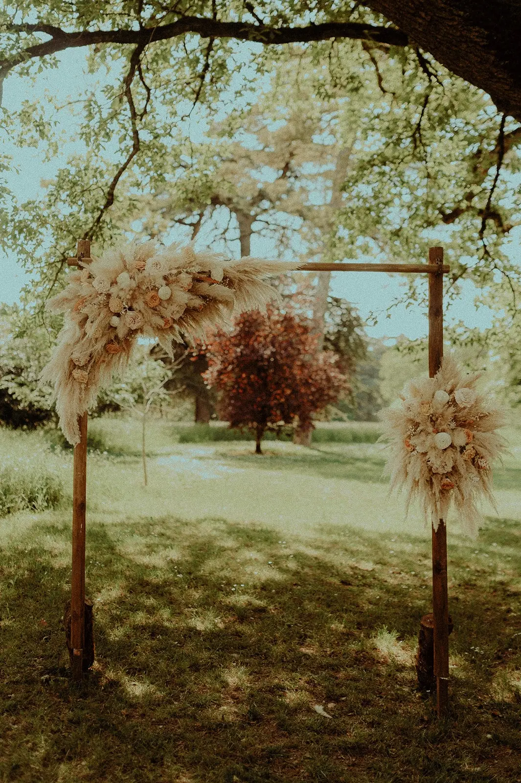 Arche en bois décorée avec pampa et fleurs séchées – Poppy & Daisy