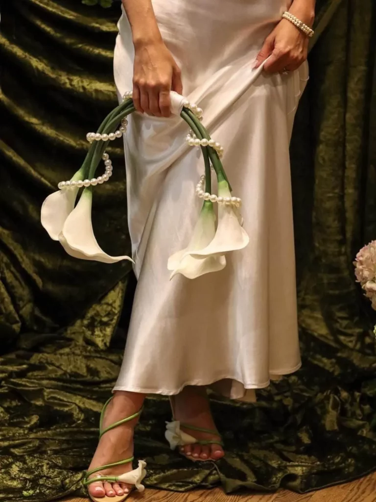 Bouquet de lys orné de perles blanches