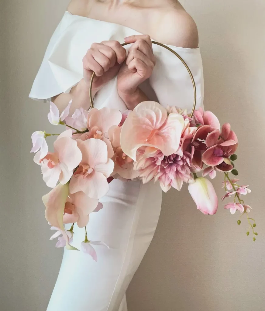 Bouquet de mariée sur cerceau doré avec fleurs élégantes