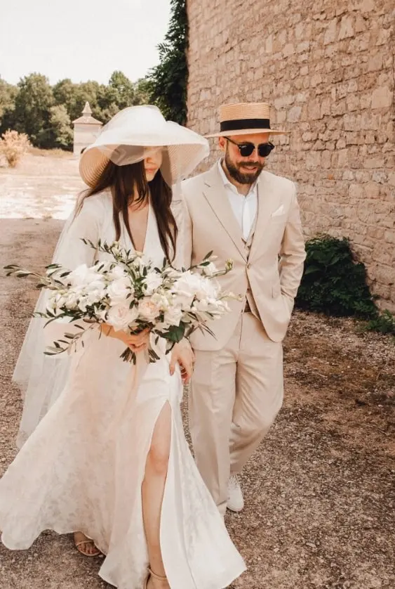 Mariée avec bouquet naturel et déstructuré – Poppy & Daisy fleuriste mariage