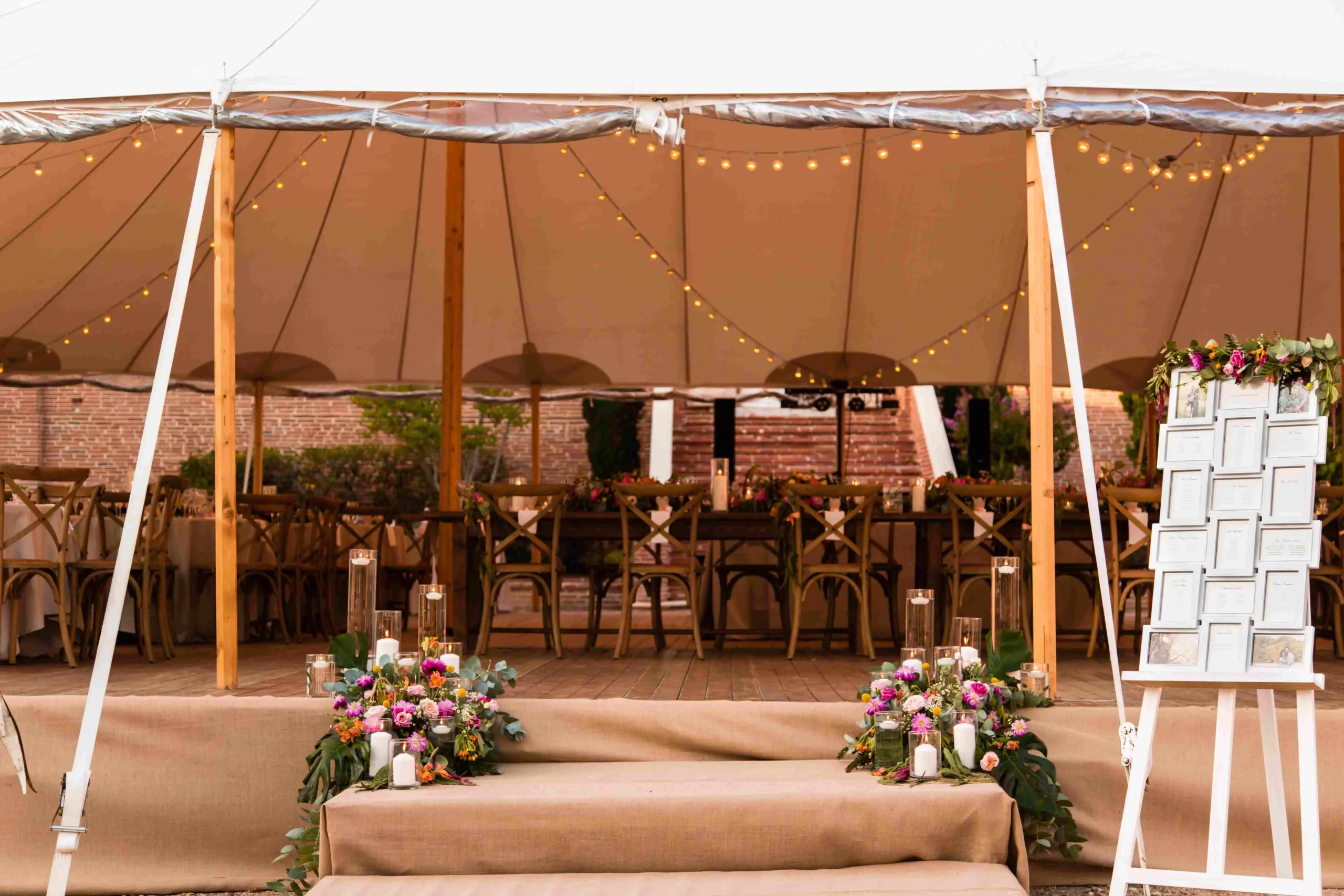 Décoration de tente safari avec fleurs tropicales et bougies pour un mariage
