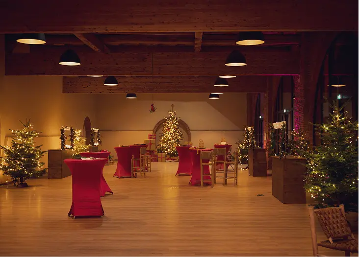 Salle du vin d’honneur décorée de Noël en rouge et or