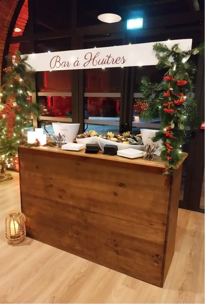 Bar à huîtres décoré de Noël avec branches de sapin et guirlandes