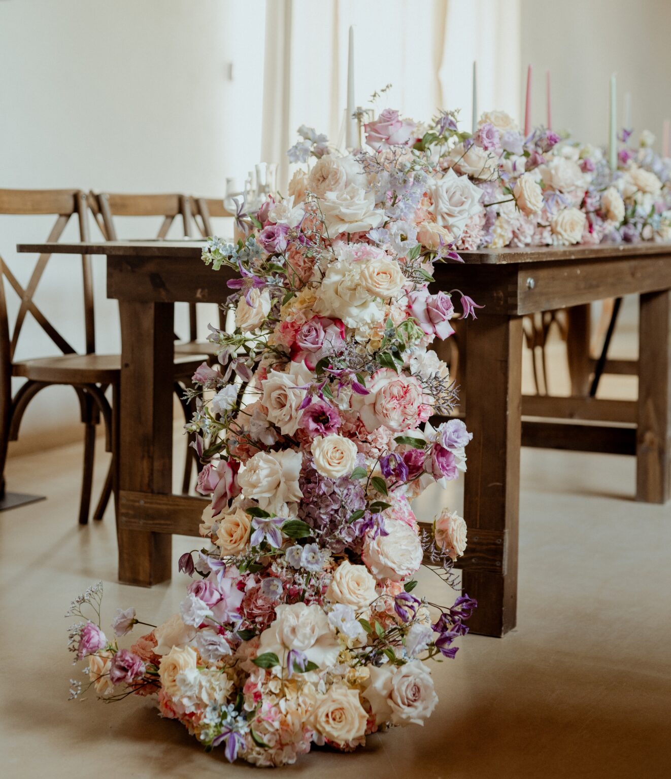 décoration florale de table d'honneur de mariage. Cascade fleurie réalisée par Poppy & Daisy